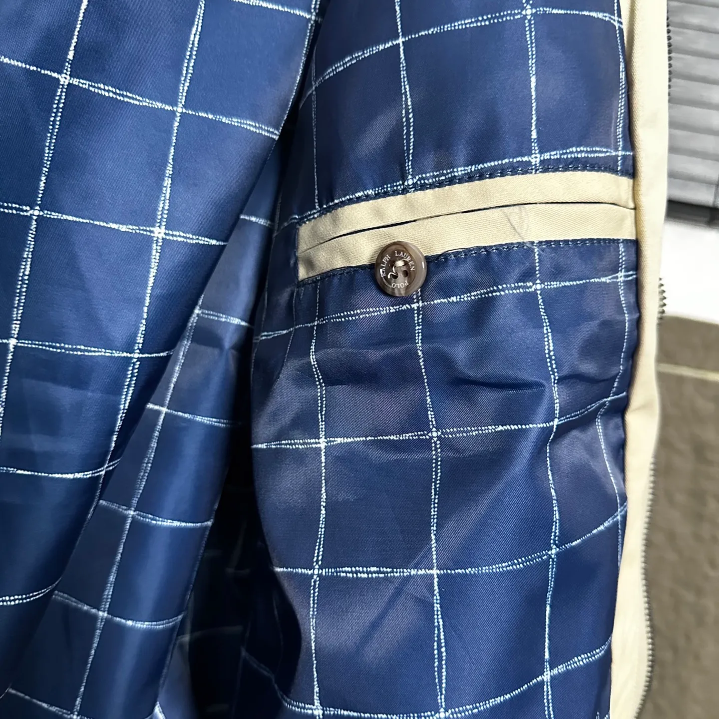 P270 Ralph Lauren/Ralph Lauren classic unisex veteran zipper jacket style number: DJ1897 Recommended by many fashion bloggers, the Harrington jacket's lapel zipper windproof design perfectly blends casual style with street trend elements, making it very suitable for neutral wear. The fabric texture of the jacket is excellent and comfortable to wear. It is a very versatile and trendy jacket. Original development, 100% pure cotton fabric, exquisite embroidery, evergreen style for all seasons, feel free to buy it, retro will never go out of style!  Color: Khaki Navy Black Size: M-XXL M L